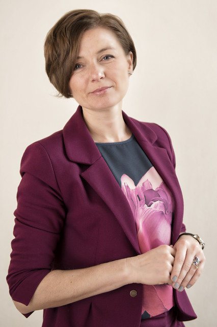 Monika Sułdecka-Karaś, partner i dyrektor regionalna, Knight Frank: Jesteśmy w stałym kontakcie z naszymi klientami, z którymi na bieżąco analizujemy możliwości powrotu do biur. Większość najemców podchodzi do wznowienia pracy stacjonarnej bardzo ostrożnie. Jedynie firmy, które pracują w systemie gabinetowym pozwalają sobie teraz w 50-80 proc. na powrót do biur. Zachęcamy najemców do kontaktu z zarządcami obiektów biurowych, by bezpiecznie i płynnie powrócić do biur. Jako doradcy najemców i zarazem firma zrządzająca obiektami biurowymi przygotowaliśmy przewodnik „Powrót do biura” dla naszych klientów. Spójny przekaz i stała komunikacja pozwoli łatwo i bezpiecznie wrócić pracownikom z home office, fot. mat. prasowe Powrót z home office. Jakie będzie nowe środowisko pracy w epoce post-Covid?