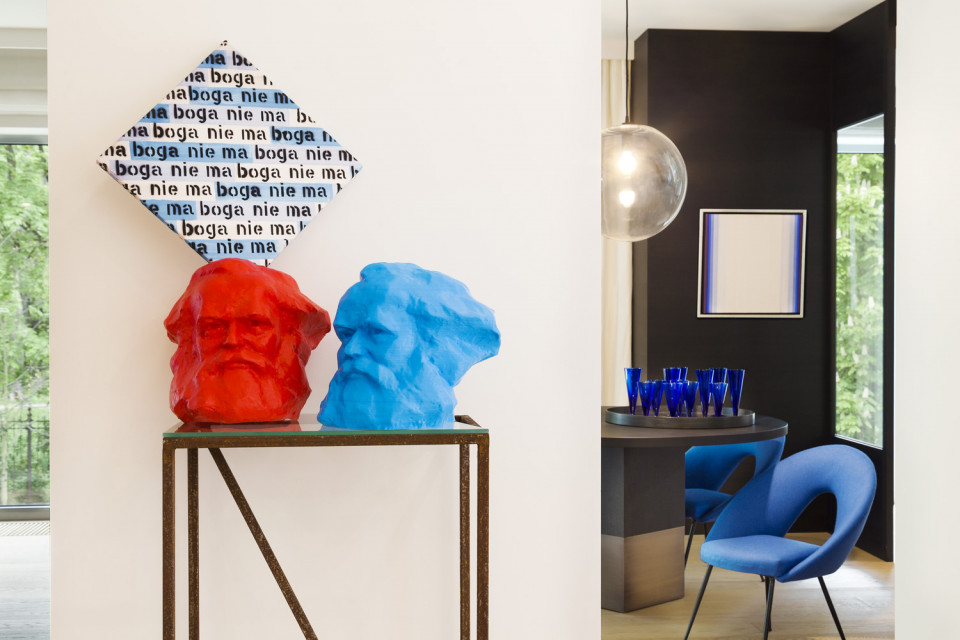 Classic Blue, odcień nieba o zmroku, to kolor roku 2020 według Instytutu Pantone. Stał się on inspiracją dla pierwszej w Polsce wystawy poświęconej tylko jednej barwie, Fot. Marcin Koniak Classic Blue - pierwsza w Polsce wystawa poświęcona jednej barwie