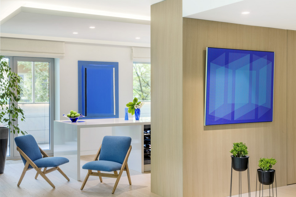 Classic Blue, odcień nieba o zmroku, to kolor roku 2020 według Instytutu Pantone. Stał się on inspiracją dla pierwszej w Polsce wystawy poświęconej tylko jednej barwie, Fot. Marcin Koniak Classic Blue - pierwsza w Polsce wystawa poświęcona jednej barwie