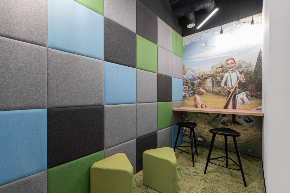 Głównym założeniem projektu biura dla firmy Ten Square Games było stworzenie przestrzeni unikalnej, nowoczesnej, mocno podkreślającej gameingowy charakter pracy, fotomohito Tak się pracuje w branży gier. Industrialne biuro z wyrazistymi akcentami gameingowymi i kolorystycznymi