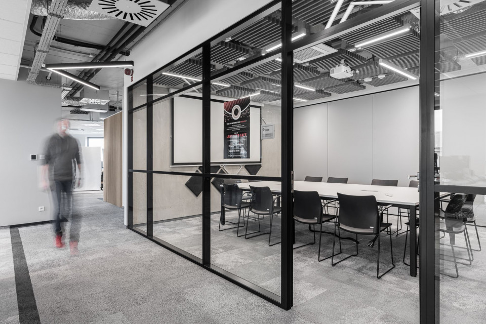Głównym założeniem projektu biura dla firmy Ten Square Games było stworzenie przestrzeni unikalnej, nowoczesnej, mocno podkreślającej gameingowy charakter pracy, fotomohito Tak się pracuje w branży gier. Industrialne biuro z wyrazistymi akcentami gameingowymi i kolorystycznymi