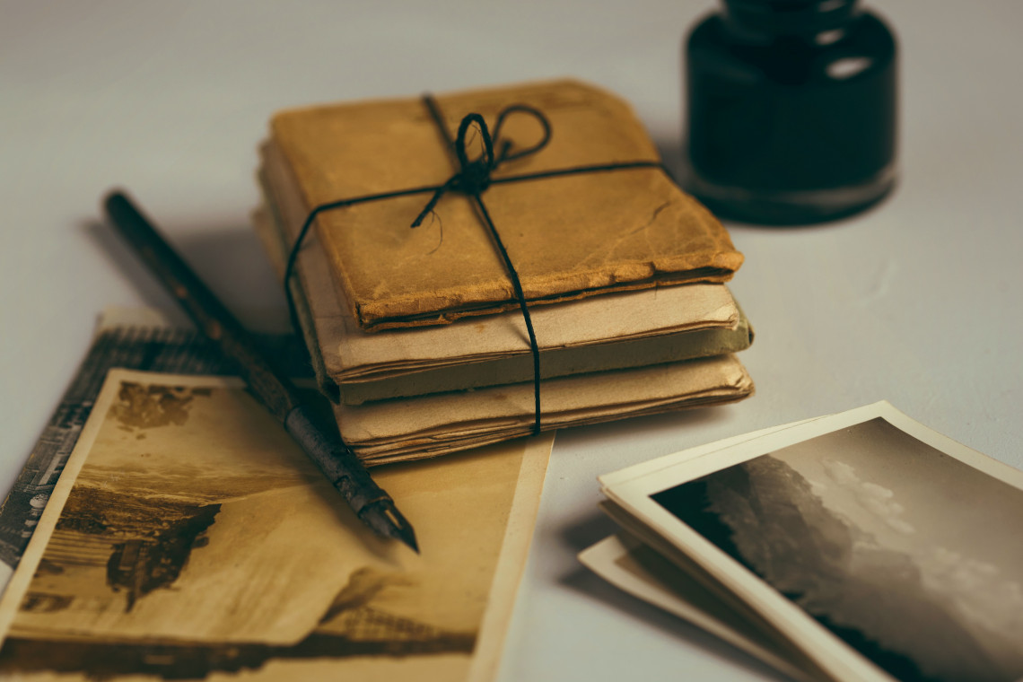 fot. Joanna Kosinska / Unsplash Pamiątki po pracowniku przedwojennej Poczty Polskiej wśród zbiorów Muzeum Gdańska