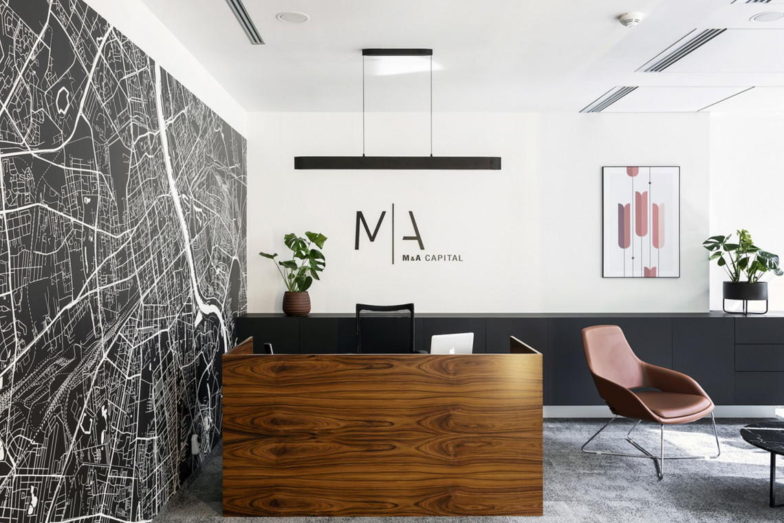 Biuro firmy M&A Capital SARL zlokalizowane jest w budynku Park Avenue przy ul. Wspólnej w Warszawie. Jakość i komfort przestrzeni były najważniejsze w tym projekcie - mówią autorzy projektu z pracowni LA Architekci, fot. Maria Miklaszewska Małe robi wrażenie. Zaglądamy do biura M&A Capital SARL w Warszawie