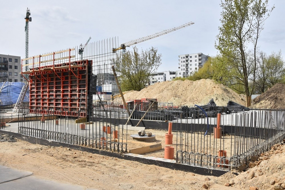 Mimo pandemii trwają prace nad budową nowoczesnej szkoły podstawowej przy ul. Karlińskiegona warszawskiej Woli. Koncepcję szkoły opracował architekt Radosław Guzowski, zaś buduje spółka Mirbud, fot. facebook UM Warszawa Trwa budowa nowej szkoły w Warszawie. Pandemia nie przeszkodziła inwestycji