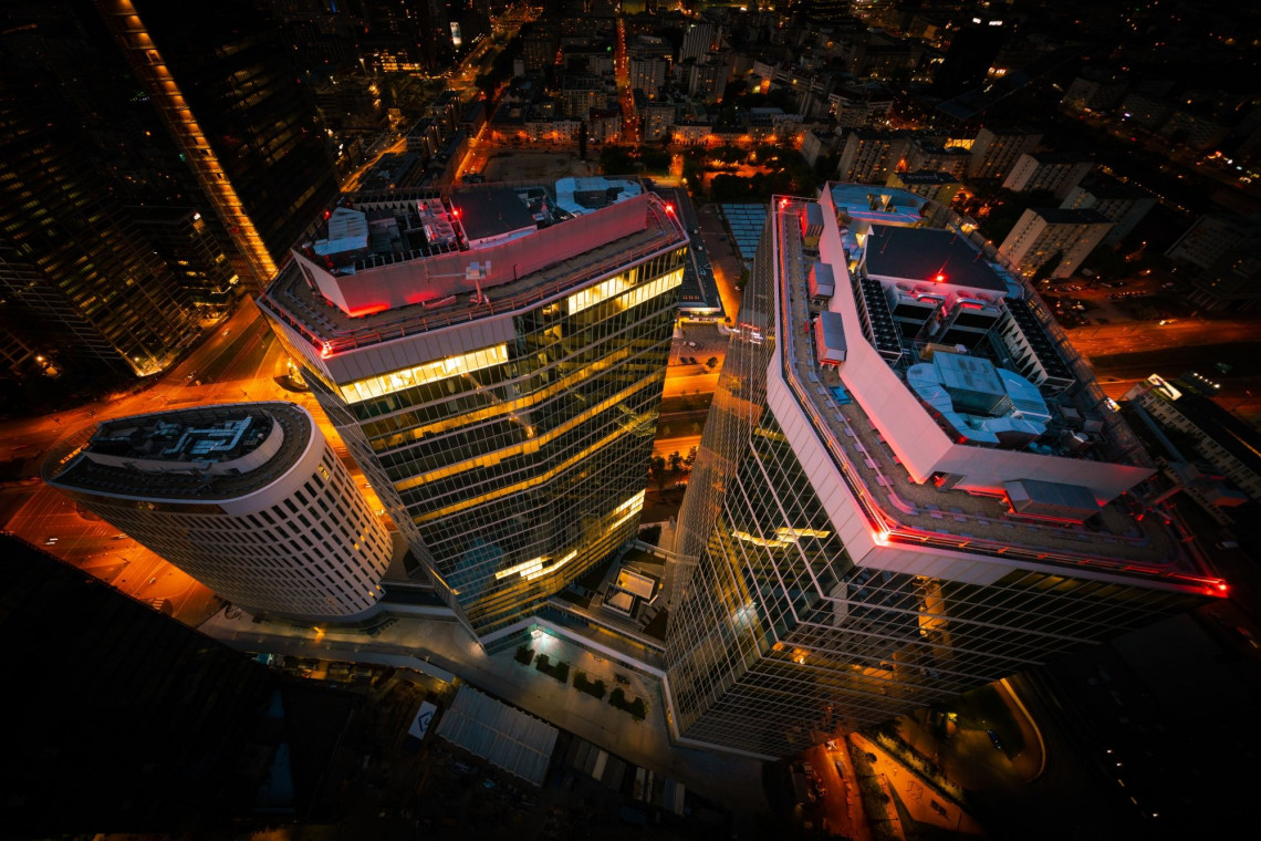 Warsaw Hub nocą. Fot. Mat. prasowe Ghelamco Biurowce w trybie pandemii