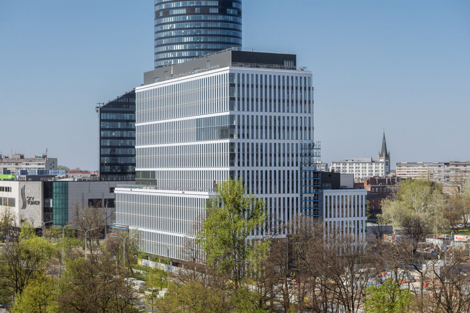 We wrześniu nowa filia Uniwersytetu Coventry we Wrocławiu w Polsce będzie gotowa na przyjęcie pierwszych studentów, z zastrzeżeniem zniesienia przez polski rząd restrykcji związanych z COVID-19. Za projekt odpowiada pracownia APA Wojciechowski, zaś wykonawcą prac jest firma Skanska, fot. mat. Skanska Polski kampus Uniwersytetu Coventry gotowy lada miesiąc. Bryła projektu APA Wojciechowski