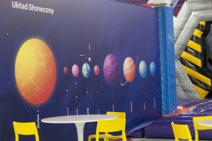 Dmuchany park rozrywki w Gdyni zaprasza w kosmiczną podróż po barwnych wnętrzach