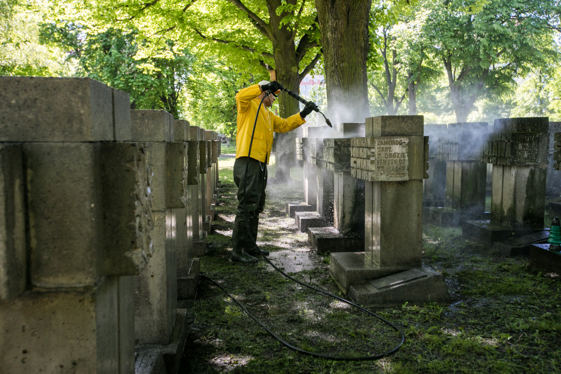 Czyszczenie betonowych krzyży na Cmentarzu Pomniku Bohaterów "Zaspa". Fot. Karol Stańczak/GZDiZ Trwają prace porządkowe na Cmentarzu Pomniku Bohaterów „Zaspa” w Gdańsku