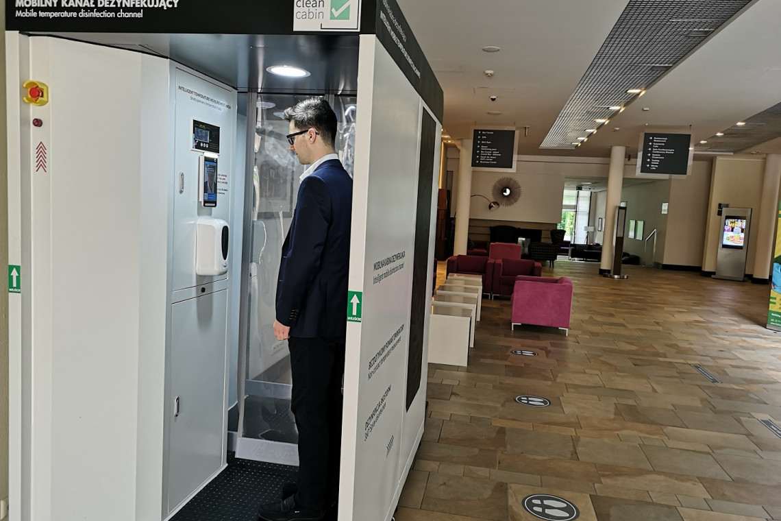Automatyczna kabina do dezynfekcji. Fot. Mat. prasowe Polski startup stworzył automatyczną kabinę do dezynfekcji