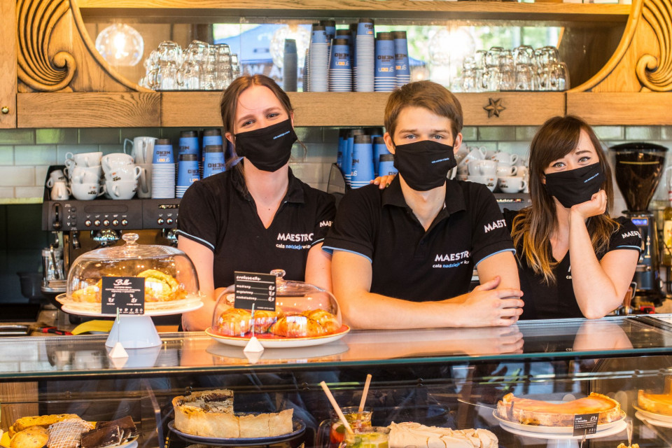 Nowe Green Caffè Nero zlokalizowane jest w biurowcu Generation Park na warszawskiej Woli. - Współpracujące z nami od lat duo architektów, Grażyna i Marcin Piotrowscy, czerpią inspiracje z rzeczy często bardzo nieoczywistych. To dzięki nim nasze wnętrza są tak inne i wyjątkowe. Tym razem postanowili w wystroju lokalu nawiązać do dekoracji cerkwi, a w szczególności do powstałych w latach 70-tych witraży obecnych w jednej z warszawskich świątyń. Ich kolorystyka, forma i gra świateł została odzwierciedlona w przesłonach ze szkła widocznych w naszej nowej kawiarni – opisuje proces tworzenia wnętrza Agata Milewska, odpowiedzialna za marketing i komunikację marki Green Caffè Nero Oto najnowsza kawiarnia Green Caffè Nero w Warszawie. Niezwykły design i ciekawa historia