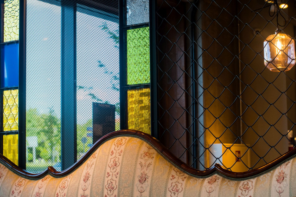 Nowe Green Caffè Nero zlokalizowane jest w biurowcu Generation Park na warszawskiej Woli. - Współpracujące z nami od lat duo architektów, Grażyna i Marcin Piotrowscy, czerpią inspiracje z rzeczy często bardzo nieoczywistych. To dzięki nim nasze wnętrza są tak inne i wyjątkowe. Tym razem postanowili w wystroju lokalu nawiązać do dekoracji cerkwi, a w szczególności do powstałych w latach 70-tych witraży obecnych w jednej z warszawskich świątyń. Ich kolorystyka, forma i gra świateł została odzwierciedlona w przesłonach ze szkła widocznych w naszej nowej kawiarni – opisuje proces tworzenia wnętrza Agata Milewska, odpowiedzialna za marketing i komunikację marki Green Caffè Nero Oto najnowsza kawiarnia Green Caffè Nero w Warszawie. Niezwykły design i ciekawa historia