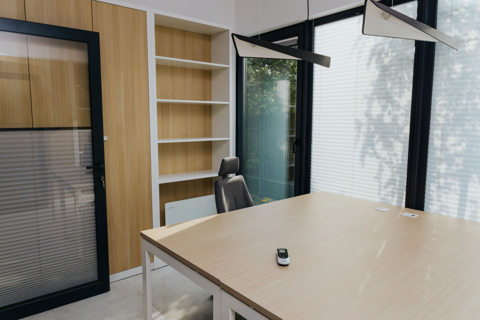 Kolorowe biuro sprzedaży w kontenerze, Kraków. Proj. MJanimo Design. Fot. Mat. MJanimo Design Zaprojektowali biuro sprzedaży w kontenerze