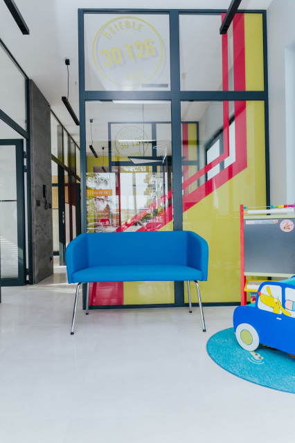 Kolorowe biuro sprzedaży w kontenerze, Kraków. Proj. MJanimo Design. Fot. Mat. MJanimo Design Zaprojektowali biuro sprzedaży w kontenerze