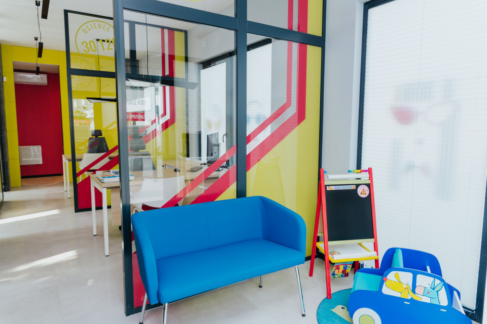 Kolorowe biuro sprzedaży w kontenerze, Kraków. Proj. MJanimo Design. Fot. Mat. MJanimo Design Zaprojektowali biuro sprzedaży w kontenerze
