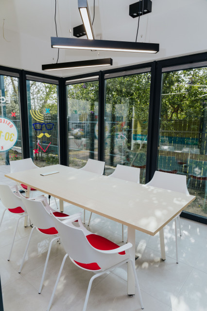 Kolorowe biuro sprzedaży w kontenerze, Kraków. Proj. MJanimo Design. Fot. Mat. MJanimo Design Zaprojektowali biuro sprzedaży w kontenerze