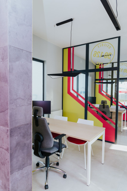 Kolorowe biuro sprzedaży w kontenerze, Kraków. Proj. MJanimo Design. Fot. Mat. MJanimo Design Zaprojektowali biuro sprzedaży w kontenerze