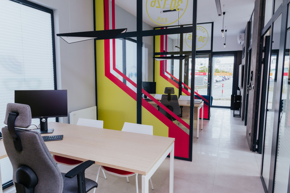 Kolorowe biuro sprzedaży w kontenerze, Kraków. Proj. MJanimo Design. Fot. Mat. MJanimo Design Zaprojektowali biuro sprzedaży w kontenerze
