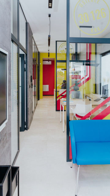 Kolorowe biuro sprzedaży w kontenerze, Kraków. Proj. MJanimo Design. Fot. Mat. MJanimo Design Zaprojektowali biuro sprzedaży w kontenerze