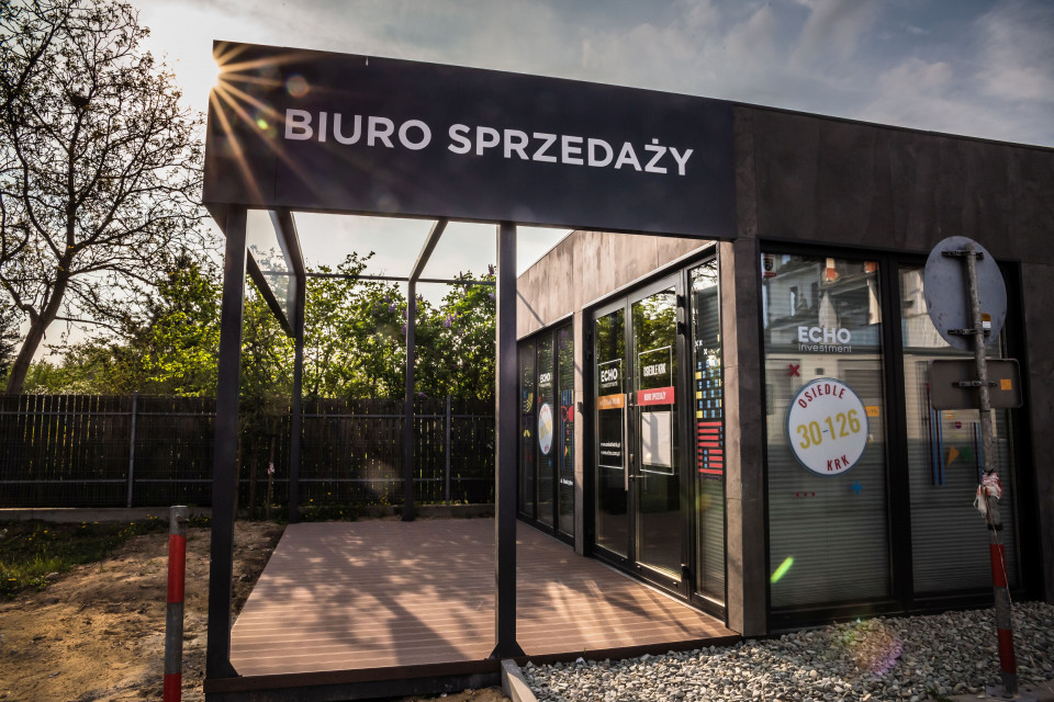 Kolorowe biuro sprzedaży w kontenerze, Kraków. Proj. MJanimo Design. Fot. Mat. MJanimo Design Zaprojektowali biuro sprzedaży w kontenerze