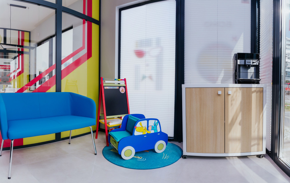 Kolorowe biuro sprzedaży w kontenerze, Kraków. Proj. MJanimo Design. Fot. Mat. MJanimo Design Zaprojektowali biuro sprzedaży w kontenerze