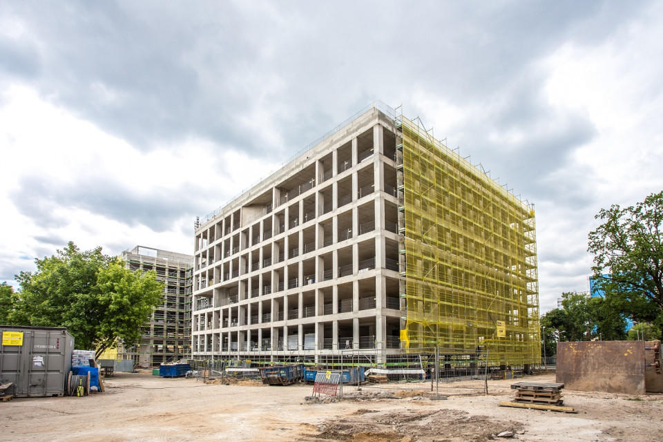 Wiecha na budowie łódzkiego biurowca React, fot. mat. Echo Investment Łódzki biurowiec wyższy już nie będzie. To projekt Litoborski+Marciniak