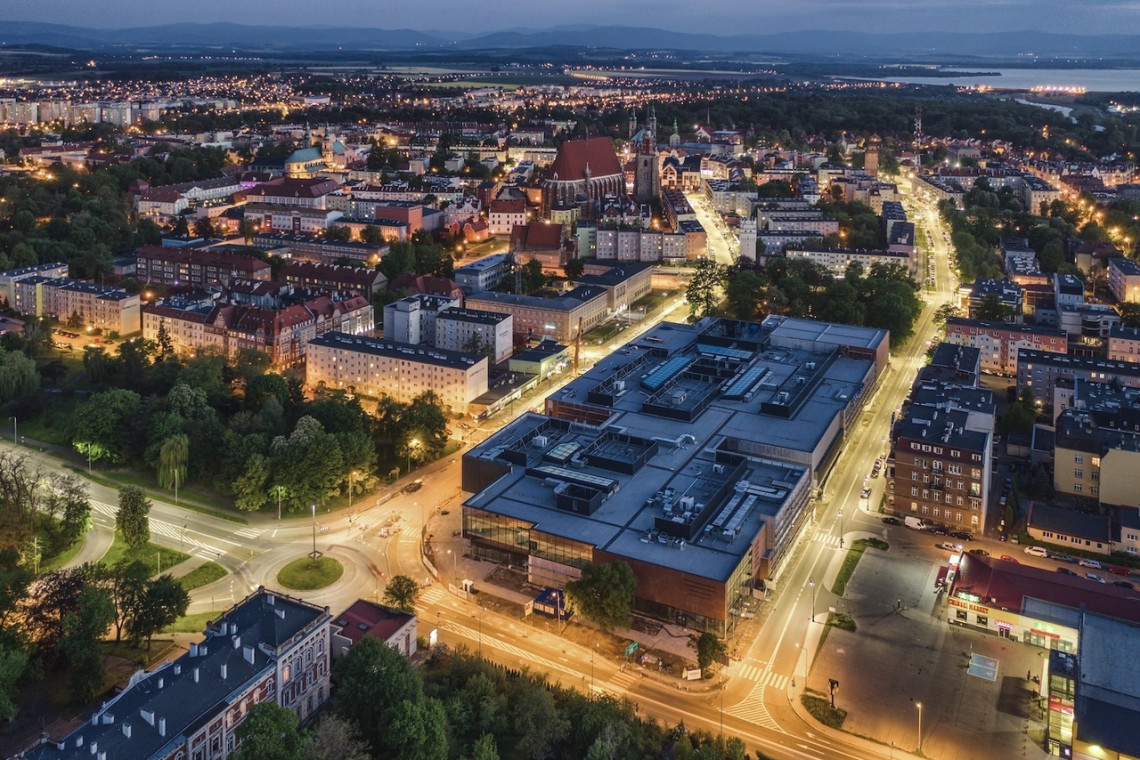 Trwają intensywne prace finalizujące budowę Dekady Nysa. Największa i najnowocześniejsza galeria handlowa w mieście, za której projekt odpowiedzialni są JSK Architekci, zostanie ukończona zgodnie z planem, fot. mat. prasowe Nowa bryła handlowa w Nysie. To projekt JSK Architekci