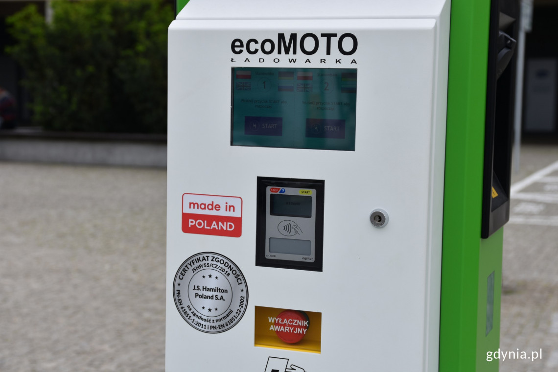 Stacja ładowania stanęła przy budynku dworca Gdynia Główna. Fot. Sławomir Okoń / www.gdynia.pl Przy dworcu Gdynia Główna naładować można "elektryka"