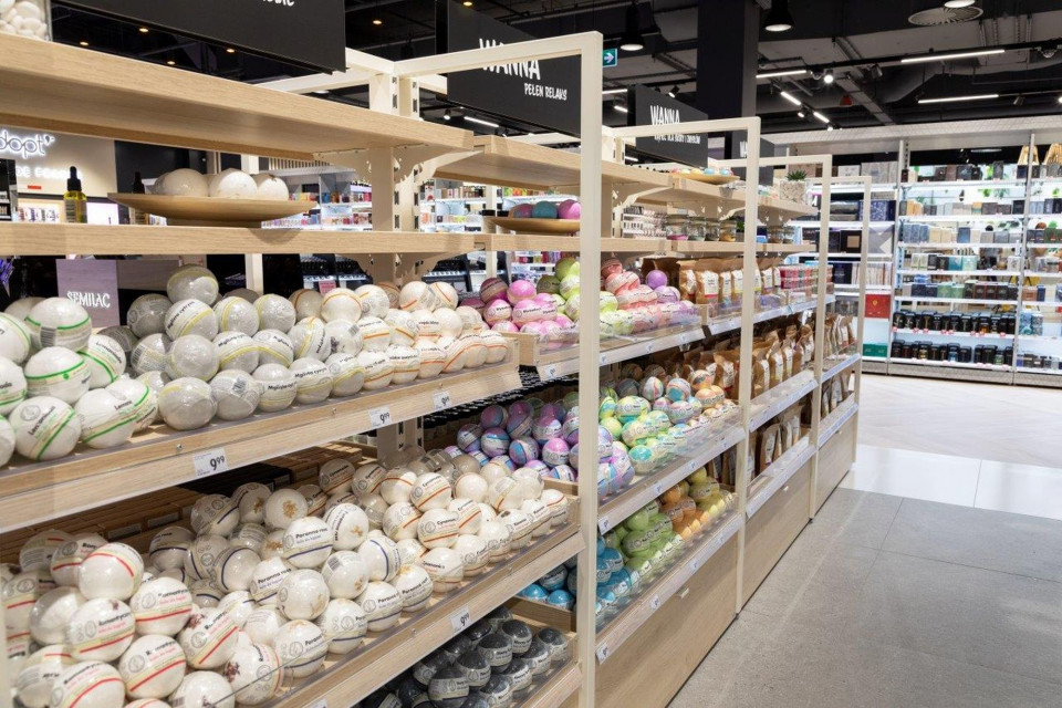 W łódzkiej Manufakturze Rossmann uruchomił flagową drogerię. To krok Rossmana w przyszłość - sklep, w którym nowoczesny design przenika się z najnowszymi technologiami, a wybrane marki, zgodne z najnowszymi światowymi trendami, zachęcają do testowania i zabawy, fot. mat. prasowe Rossmann z flagowym salonem. Design jest... kosmiczny