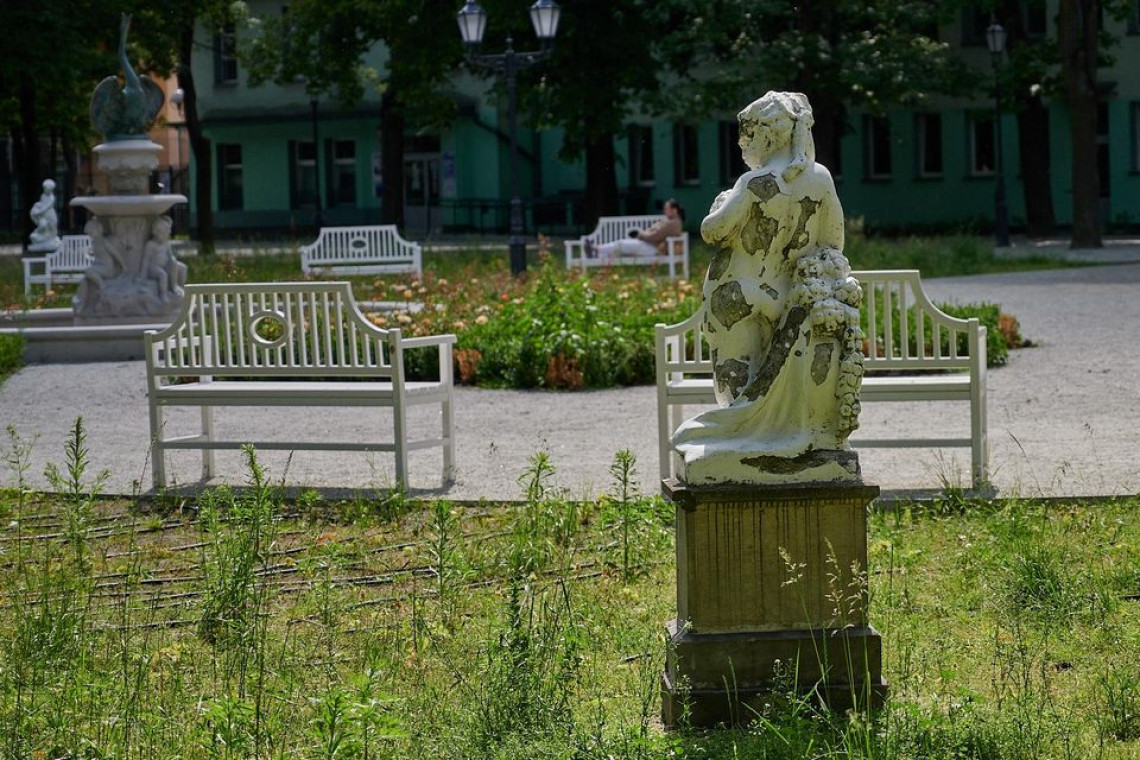 Miasto zrywa kontrakt z wykonawcą remontu parku im. Henryka Sienkiewicza. Niewykonane zostały prace pielęgnacyjne na nowo założonych rabatach, brakuje nasadzeń zieleni niskiej, fot. Sebastian Glapiński / UMŁ Łódź niezadowolona z rewitalizacji parku Sienkiewicza. Kontrakt z wykonawcą zerwany
