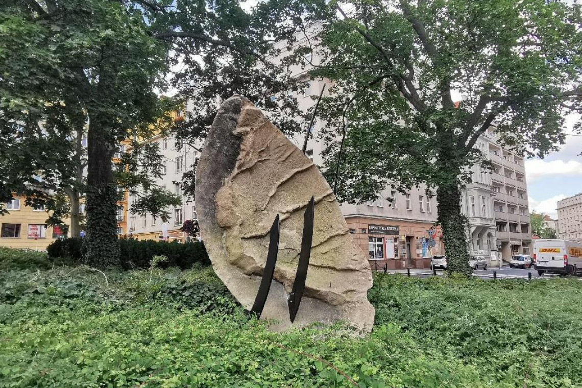 Na placu Ratajskiego stanęła nowa rzeźba, fot. UAP Sztuka zmienia plac Cyryla Ratajskiego