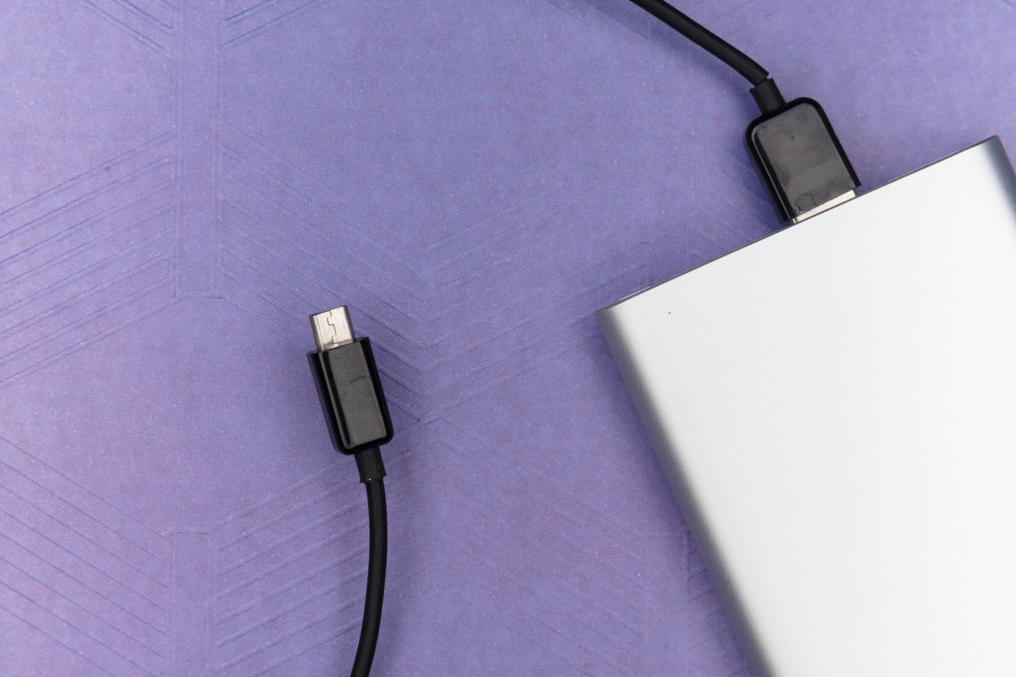Fot. Markus Winkler / Unsplash Opracowano samodezynfekującą się maseczkę z portem USB
