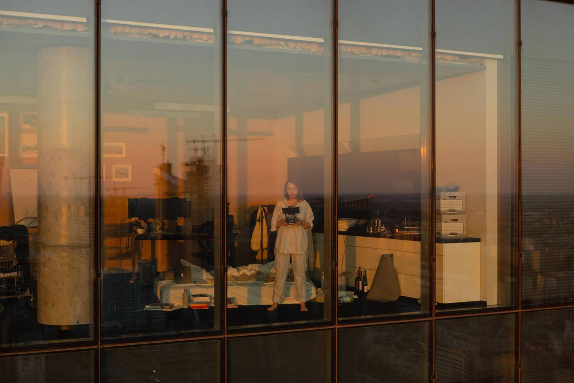 Fotografia Home Office Ady Zielińskiej powstała na zaproszenie i do kolekcji kancelarii White & Case Ciekawy eksperyment artystki. Podczas pandemii... zamieszkała w biurze