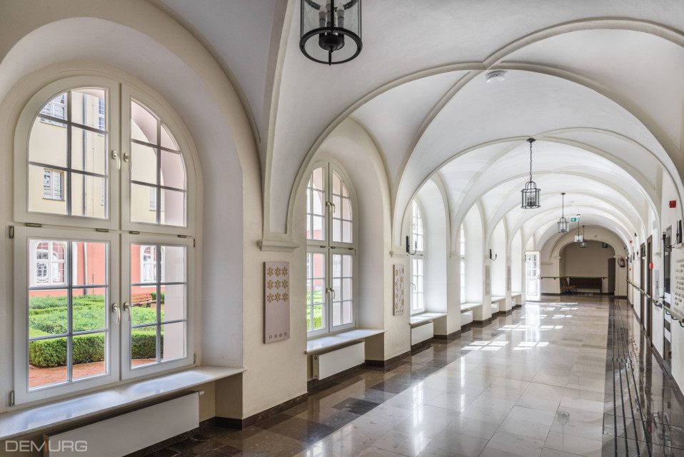 Klasztor w podpoznańskich Owińskach to miejsce wyjątkowe, nie tylko ze względu na jego bogatą historię, ale także funkcję, którą pełni. Od ponad 70 lat działa w nim jeden z najlepszych ośrodków edukacyjnych dla dzieci niewidomych i słabowidzących w Polsce. Obiekt przeszedł ostatnio rewitalizację, o którą zadbało biuro Demirug Project S.A, fot. Tomasz Hejna LAGOMphoto Zabytkowy klasztor odzyskał blask. To miejsce wyjątkowe ze względu na historię, ale też funkcję