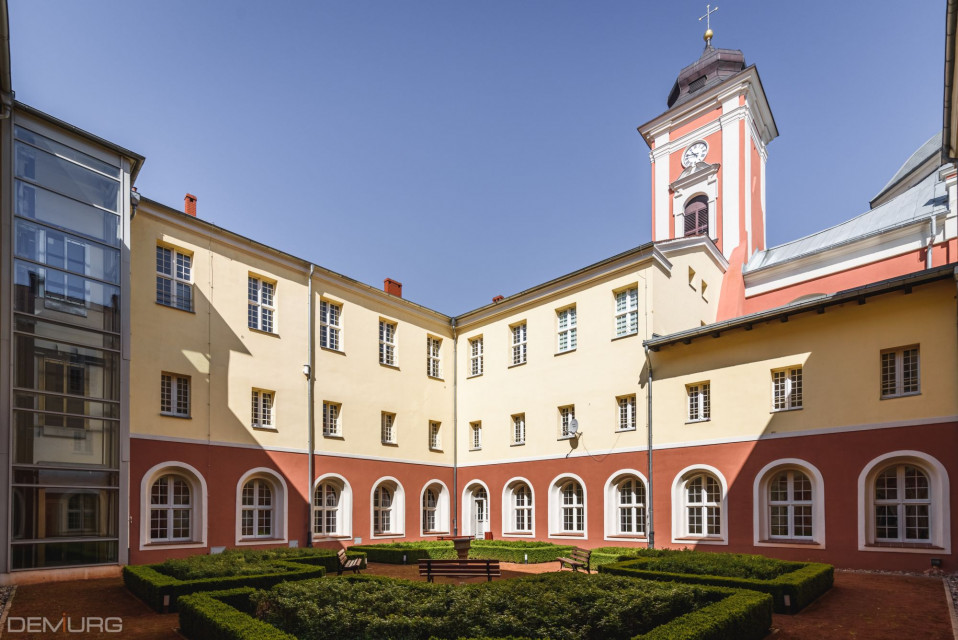 Klasztor w podpoznańskich Owińskach to miejsce wyjątkowe, nie tylko ze względu na jego bogatą historię, ale także funkcję, którą pełni. Od ponad 70 lat działa w nim jeden z najlepszych ośrodków edukacyjnych dla dzieci niewidomych i słabowidzących w Polsce. Obiekt przeszedł ostatnio rewitalizację, o którą zadbało biuro Demirug Project S.A, fot. Tomasz Hejna LAGOMphoto Zabytkowy klasztor odzyskał blask. To miejsce wyjątkowe ze względu na historię, ale też funkcję