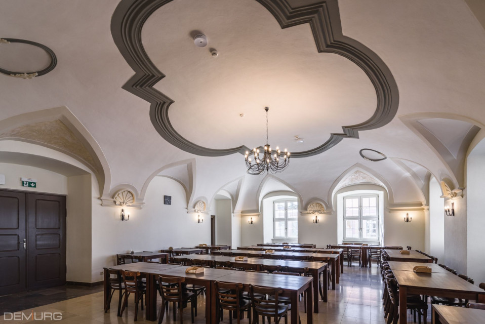 Klasztor w podpoznańskich Owińskach to miejsce wyjątkowe, nie tylko ze względu na jego bogatą historię, ale także funkcję, którą pełni. Od ponad 70 lat działa w nim jeden z najlepszych ośrodków edukacyjnych dla dzieci niewidomych i słabowidzących w Polsce. Obiekt przeszedł ostatnio rewitalizację, o którą zadbało biuro Demirug Project S.A, fot. Tomasz Hejna LAGOMphoto Zabytkowy klasztor odzyskał blask. To miejsce wyjątkowe ze względu na historię, ale też funkcję