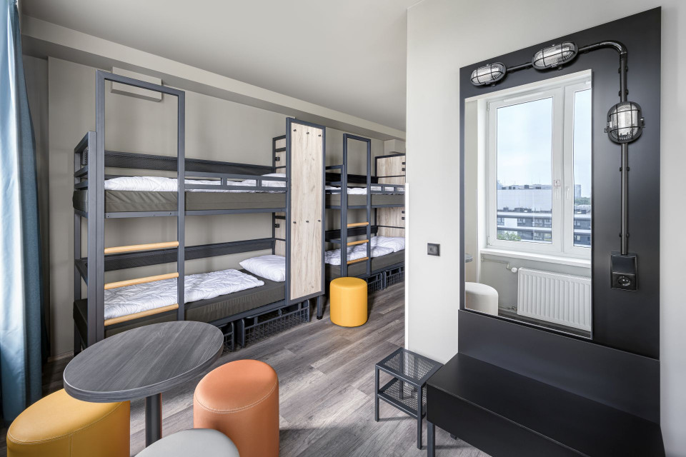 Wnętrza hostelu sieci A&O na warszawskiej Woli. Proj. Tremend. Fot. Łukasz Zandecki Polski debiut niemieckiej sieci hosteli. Wnętrza zaprojektowała pracownia Tremend