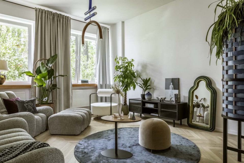 Kanapa, fotel oraz podnóżek Wadi projektu Tomka Rygalika; stolik Nato (Nobonobo), lampa Parma (4Concepts), kwietnik Hula (Bujnie), fotel Saffron (The Good Living & Co), rośliny (Plants For Humans), komoda rtv Object023 (NG Design), lustro TRN mirror / triple ; lampa TRN Light F2 (Pani Jurek), solniczka i pieprzniczka Cone (Tre Product), pufa Stado (Nurt), wazon Irena (Malwina Konopacka), dywan (Carpet Decor), obraz Touch & Movement (AINA), regał projektu Beza Projekt x SSF (Splot). Fot. Yassen Hristov Cykl sesji zdjęciowych wspierający polskie wzornictwo