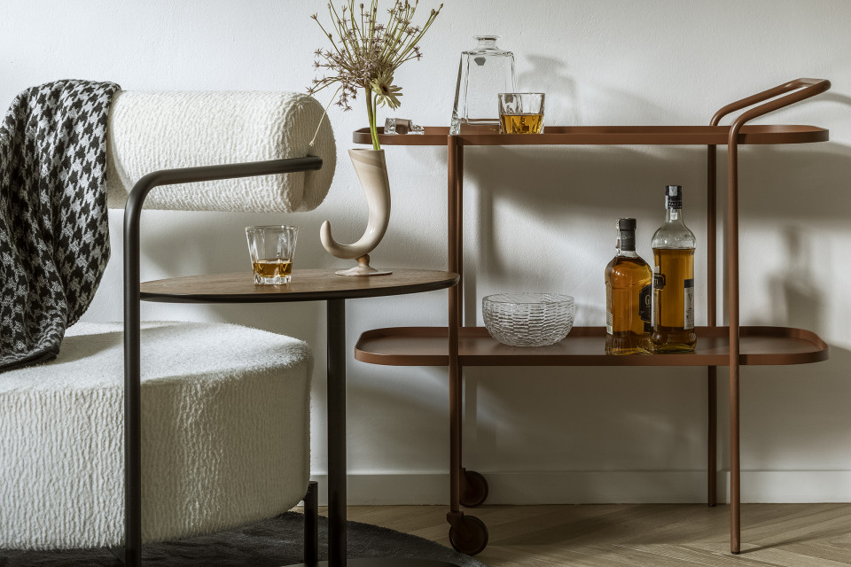 Fotel Saffron oraz stalowy barek Marguerite No2 (The Good Living&Co.), stolik kawowy Nato (Nobonobo), szklana misa Wicker Glass (Tre Product), karafka ze szklankami (Huta Szkła Julia, dostępna w sklepie Porcelanowa). Fot. Yassen Hristov Cykl sesji zdjęciowych wspierający polskie wzornictwo