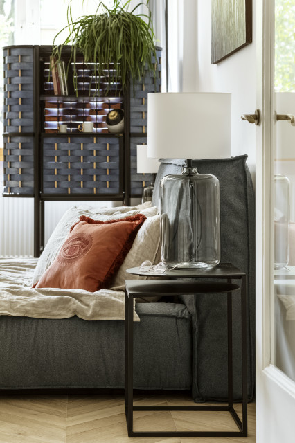 Regał projektu Beza Projekt, wykonanyprzez Sikorski Supreme Furniture (Splot), podnóżek Wadi projektu
Tomka Rygalika (Nobonobo), solniczki i pieprzniczki Cone oraz aluminiowe kontenerki Tuz (Tre Product), poduszka z haftem (Maja Laptos Studio). Fot. Mat. prasowe Cykl sesji zdjęciowych wspierający polskie wzornictwo