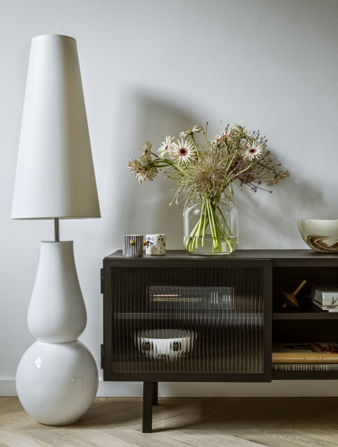 Lampa Ravenna (4Concepts), komoda rtv Object023 (NG Design), filiżanki (Karolina Szeląg, dostępne w sklepie: Porcelanowa), drewniany bączek (Tre Product). Fot. Yassen Hristov Cykl sesji zdjęciowych wspierający polskie wzornictwo