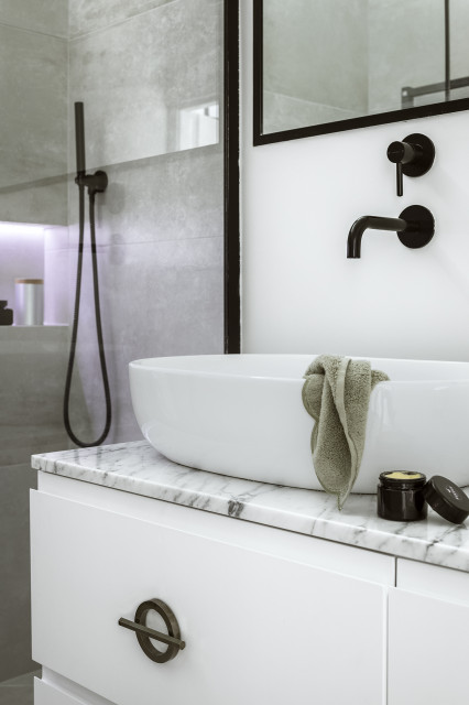 Bateria umywalkowa podtynkowa oraz podtynkowy system prysznicowy z kolekcji Omnires Y (Omnires), uchwyt Under w wybarwieniu gunmetal (PAP DECO). Fot. Yassen Hristov Cykl sesji zdjęciowych wspierający polskie wzornictwo