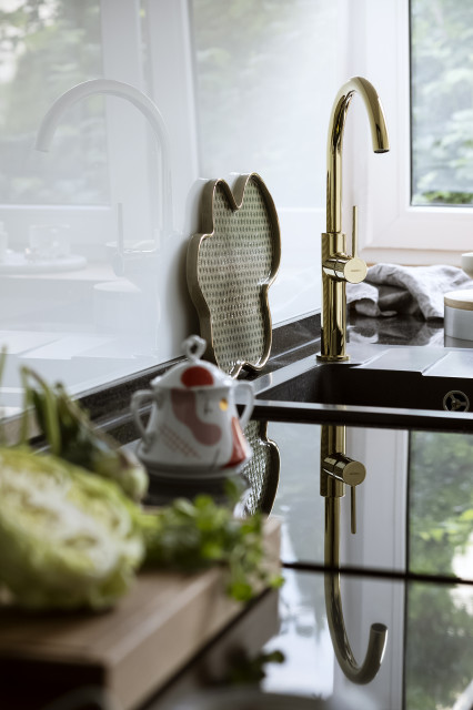 Złota bateria zlewozmywakowa Tula (Omnires), cukiernica (Look at me plates, dostępna w sklepie Porcelanowa), deska Solid (Tre Product). Fot. Yassen Hristov Cykl sesji zdjęciowych wspierający polskie wzornictwo