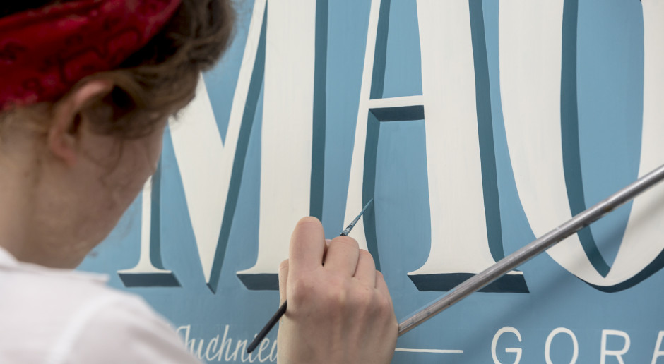 Niebieski szyld magla zapowiedzią designerskich zmian w Gdyni