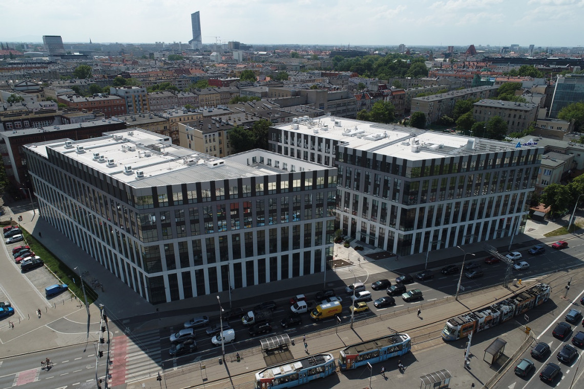 Po sukcesie pierwszego etapu City One również budynek City 2 jest już gotowy na przyjęcie pierwszych najemców. Obiekt obejmuje niemal 12 tys. mkw. nowoczesnej i elastycznej powierzchni biurowo-usługowej. Znajduje się w doskonale skomunikowanym miejscu, przy pl. Wróblewskiego. Biurowiec posiada najnowszej generacji precertyfikat LEED GOLD v.4, fot.mat. prasowe Kolejny biurowiec projektu Archicom wzbogacił krajobraz Wrocławia
