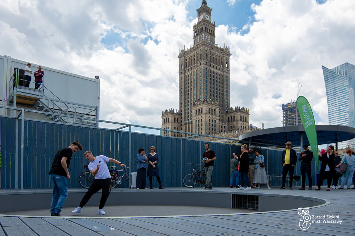 Nowy skwer sportów miejskich pod nazwą TARAS PSW to wielofunkcyjna przestrzeń do rekreacji i wypoczynku w samym centrum Warszawy, fot. Zarząd Zieleni m.st. Warszawy Dla miłośników sportów miejskich. Nowa przestrzeń w centrum Warszawy