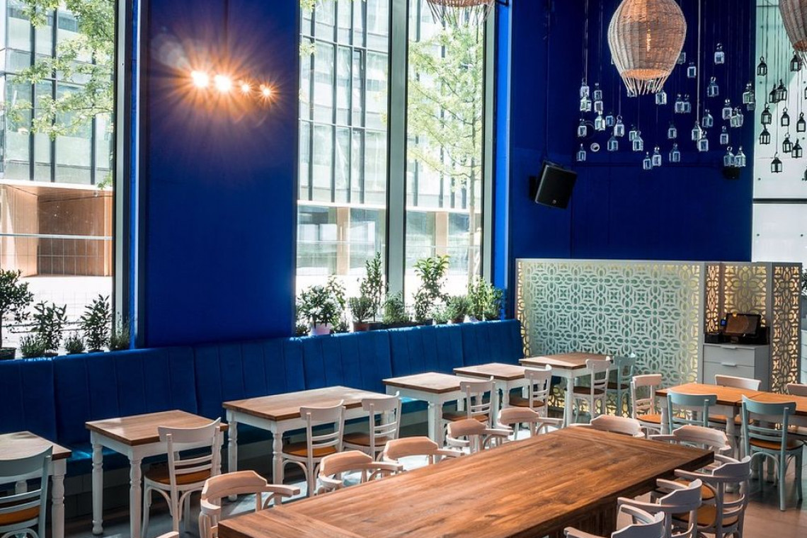 Mykonos w Browarach Warszawskich jest nowym konceptem, innym niż dotychczasowe restauracje. Wyjątkowy design – głęboki błękit wypełniający wnętrze i jasne dodatki dodają temu miejscu energii i świeżości, fot. mat. prasowe Nowy koncept restauracji zabierze nas w podróż na grecką wyspę