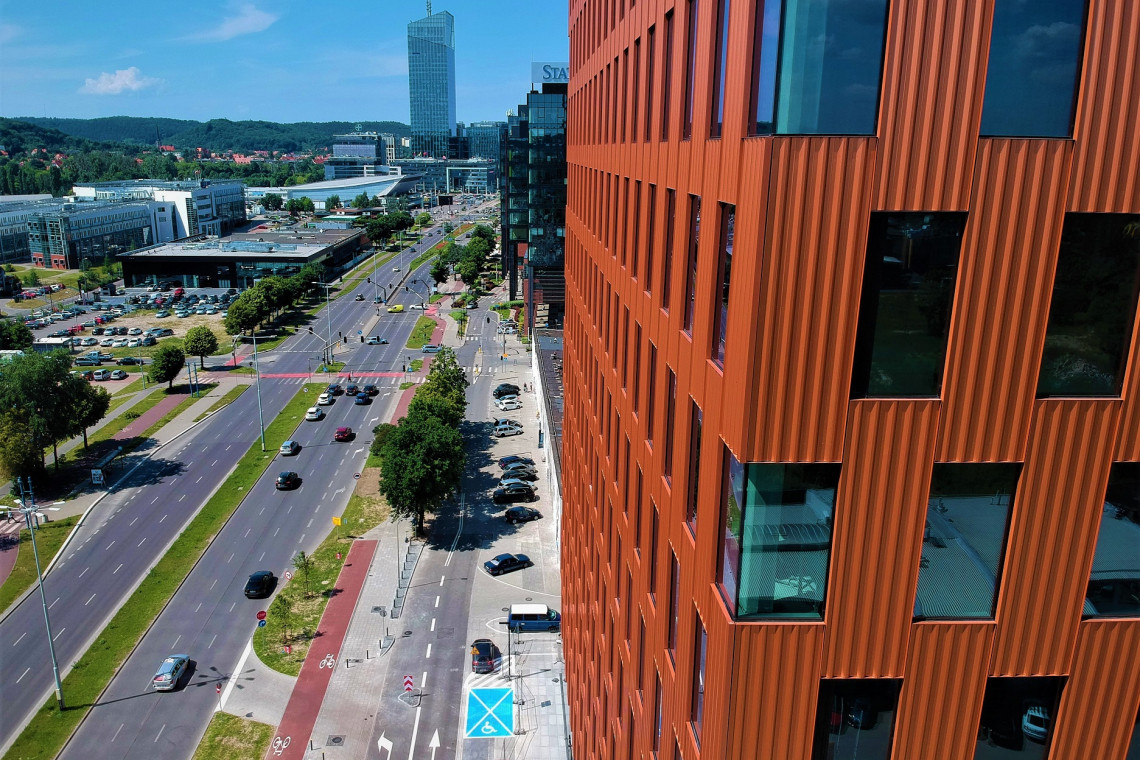 Przy gdańskim biurowcu Wave, zrealizowanym przez Skanska, już w sierpniu rozpocznie działalność City Hub - pierwszy w Trójmieście węzeł współdzielonej mobilności., fot. mat. prasowe Przy gdańskim biurowcu powstaje węzeł współdzielonej mobilności