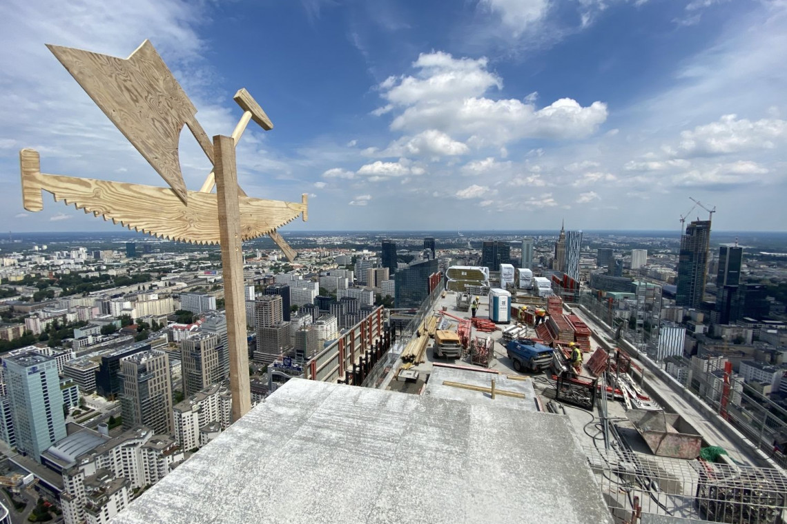 Warsaw UNIT, fot. mat. inwestora Warsaw Unit drapie chmury. Wieżowiec ma już blisko 200 metrów wysokości