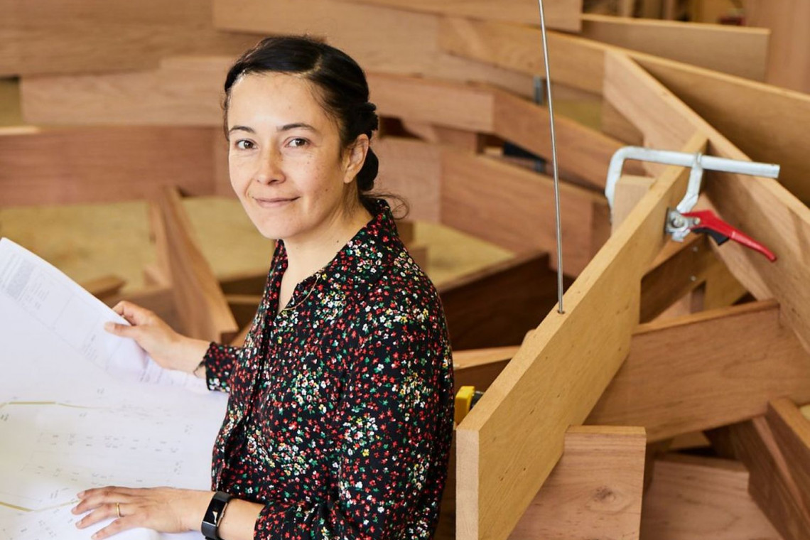 Juliet Quintero jest współzałożycielką i dyrektorką Dallas-Pierce-Quintero, pracowni architektury i projektowania, która tworzy sztukę i inne projekty do przestrzeni publicznej, a także rozwija strategie kulturowe oparte na podejściu multidyscyplinarnym. Ostatnio stworzyła efektowny projekt siedziska pod hasłem "Legacy" (Dziedzictwo) dla Sir Johna Sorrella, współzałożyciela i dyrektora generalnego Festiwalu Designu w Londynie, fot. AHEC Petr Krejci Design sprawia, że świat staje się lepszy