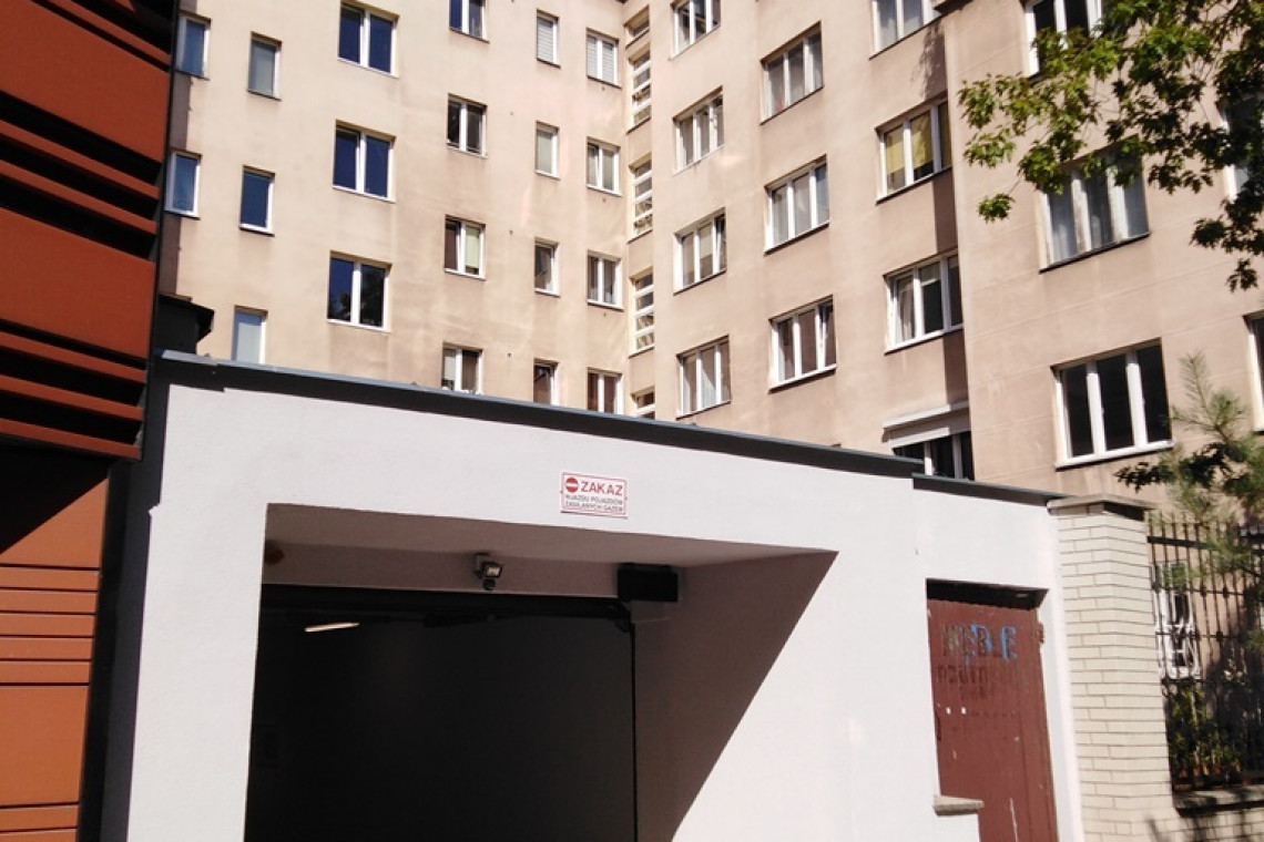 Al.Niepodległości 130 wjazd do garażu. Fot. BSKZZ Przedwojenna oznaka luksusu... czyli przedwojenne garaże